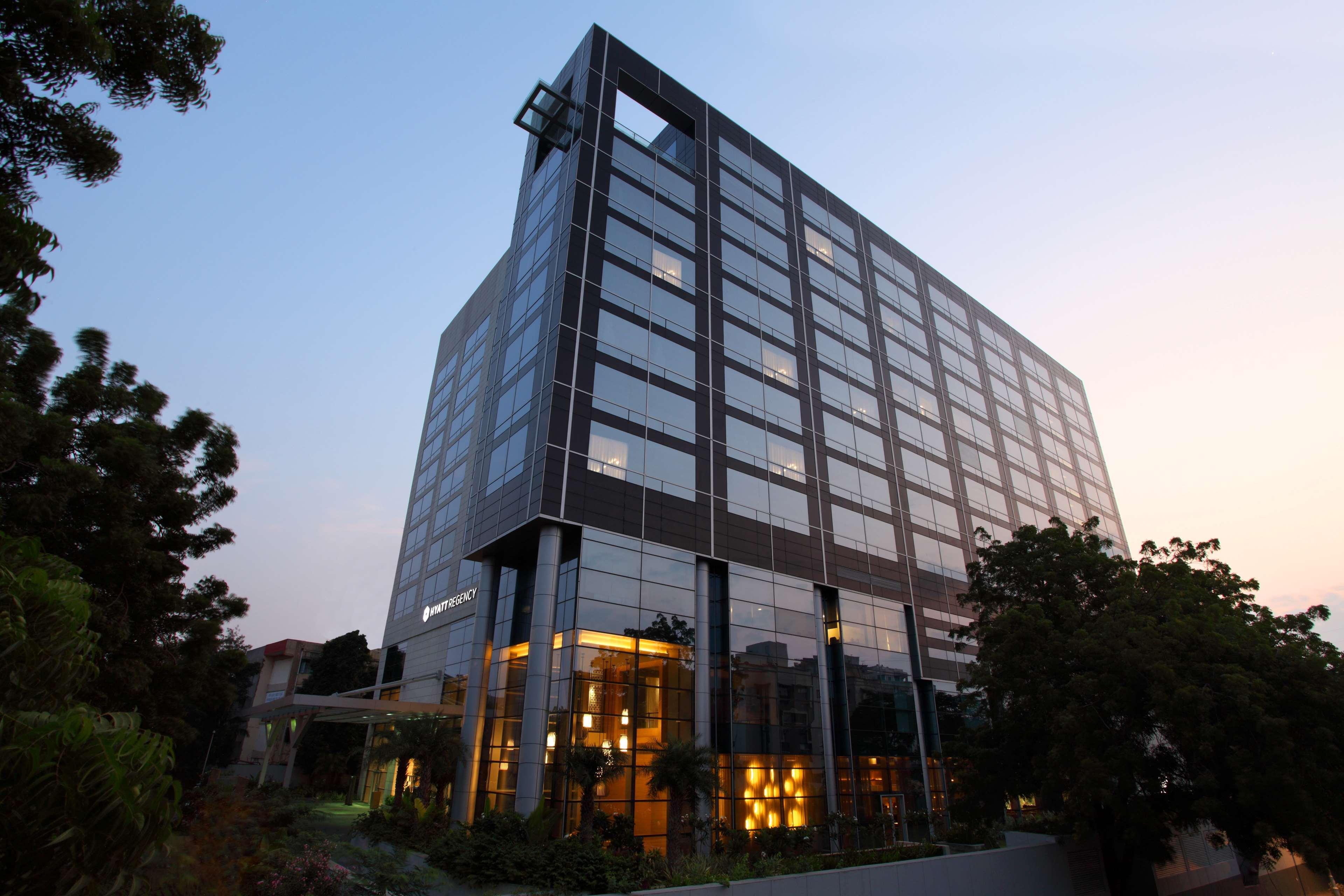 Hotel Hyatt Regency Ahmedabad Exterior foto The building of the National Institute of Bioethics