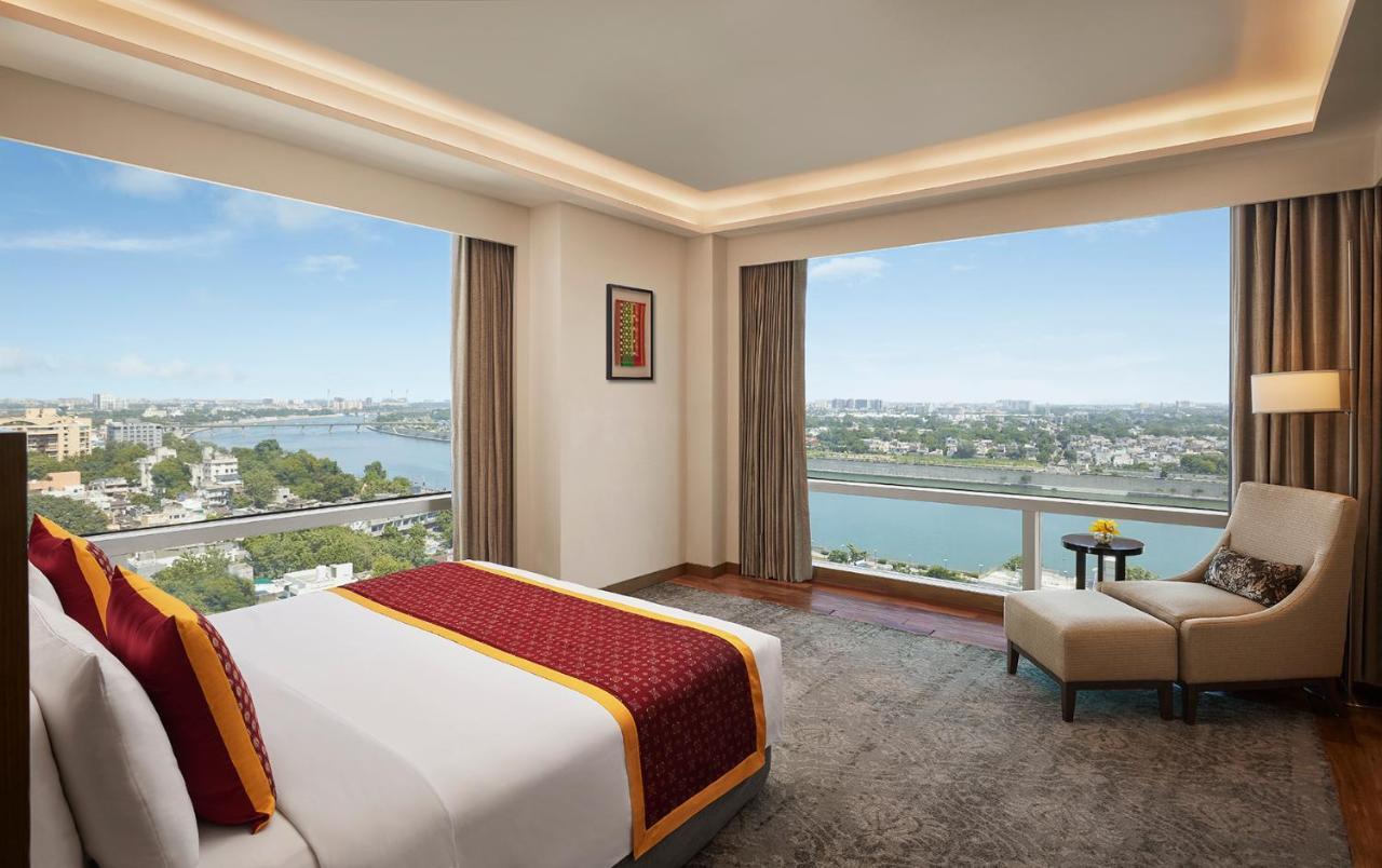 Hotel Hyatt Regency Ahmedabad Exterior foto Suite room at The Oberoi, Agra