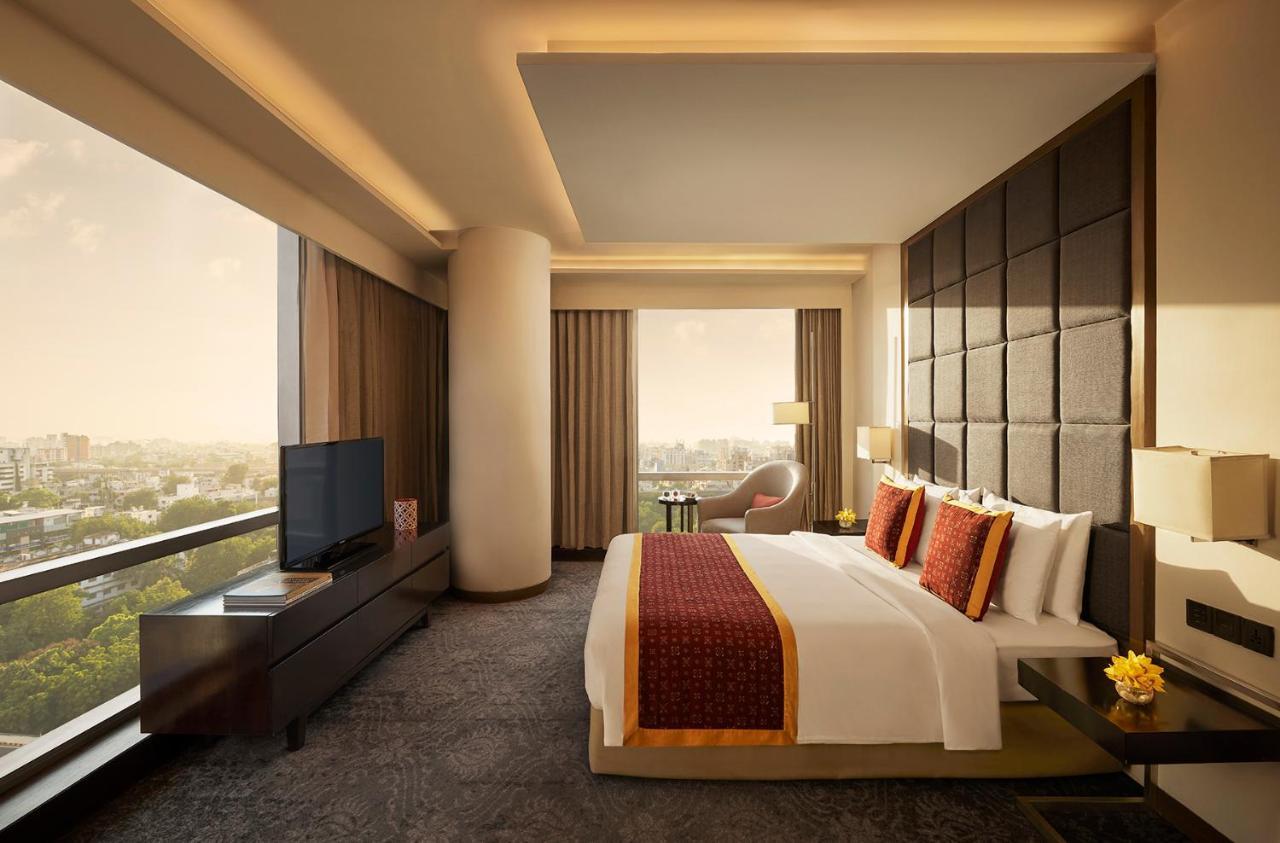 Hotel Hyatt Regency Ahmedabad Exterior foto A bedroom at the Taj Mahal Palace, Mumbai