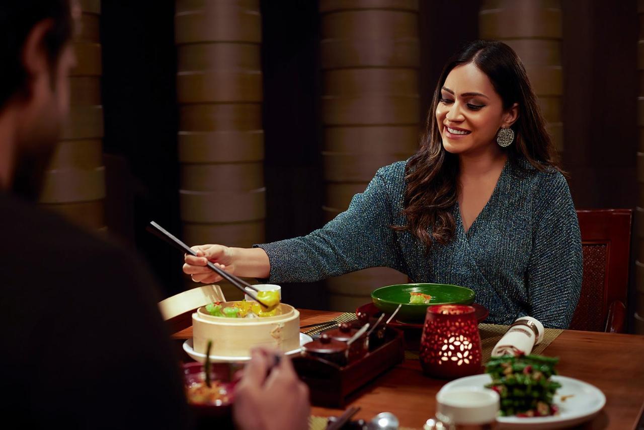 Hotel Hyatt Regency Ahmedabad Exterior foto A woman eating with chopsticks