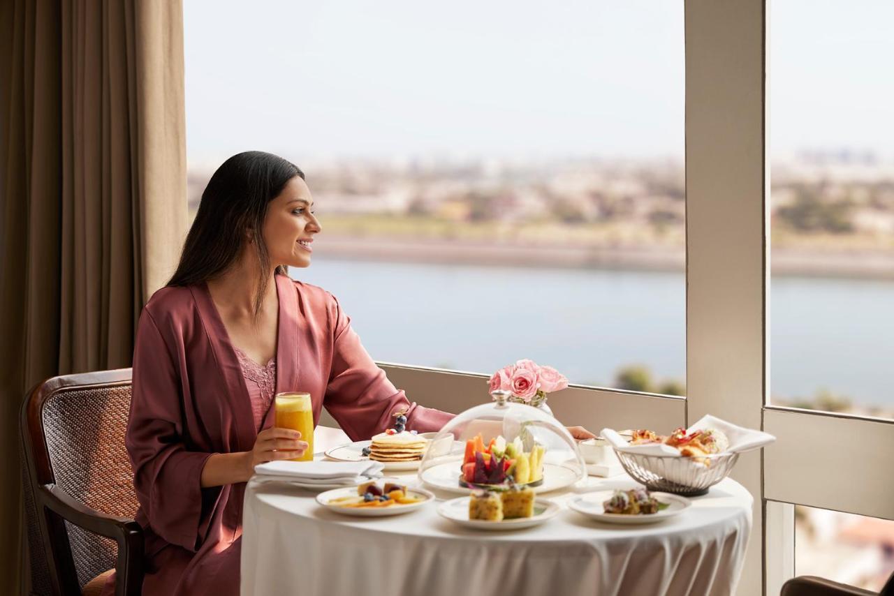 Hotel Hyatt Regency Ahmedabad Exterior foto A woman enjoying breakfast at the Taj Mahal Palace, Mumbai
