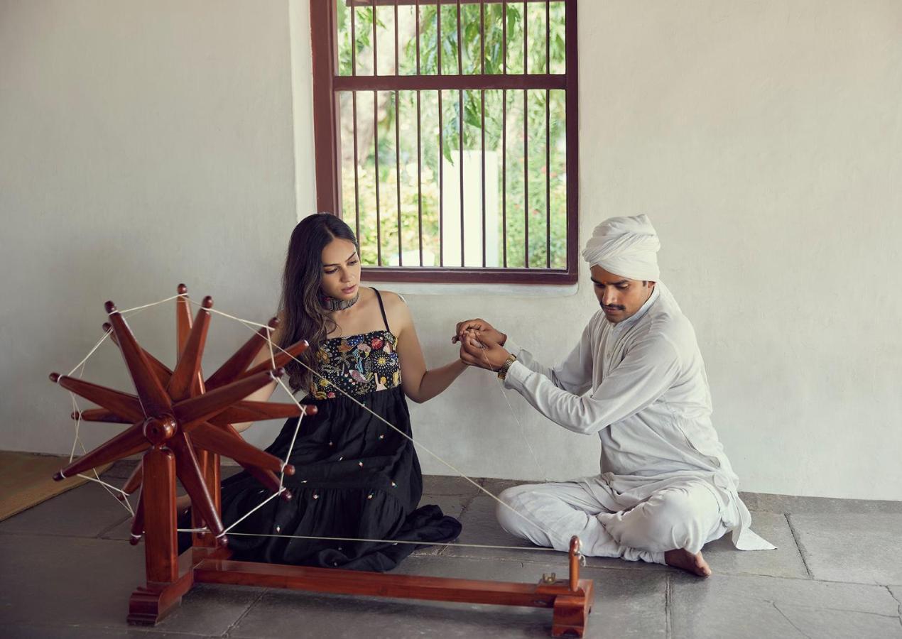 Hotel Hyatt Regency Ahmedabad Exterior foto A woman learning to spin at Gandhi Ashram