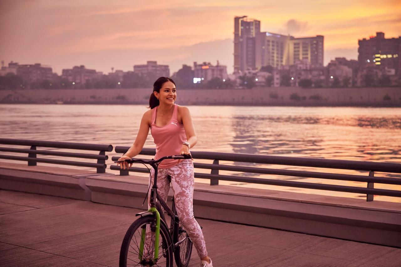 Hotel Hyatt Regency Ahmedabad Exterior foto A woman cycling in Noida
