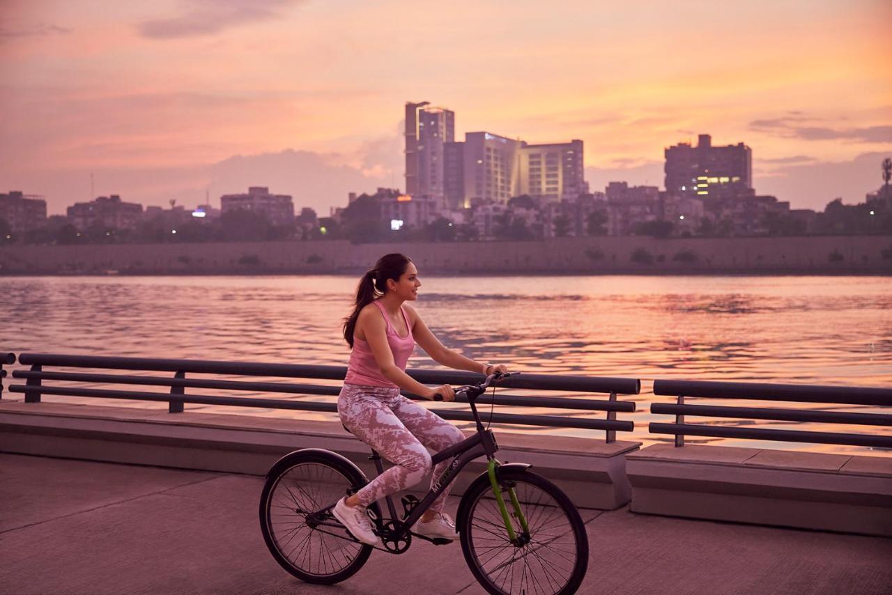 Hotel Hyatt Regency Ahmedabad Exterior foto Cycling in Hanoi