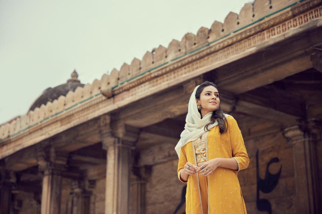 Hotel Hyatt Regency Ahmedabad Exterior foto A woman wearing a salwar kameez