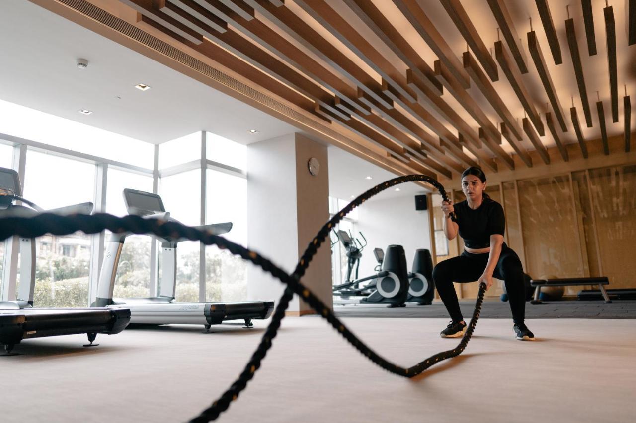 Hotel Hyatt Regency Ahmedabad Exterior foto A woman using battle ropes