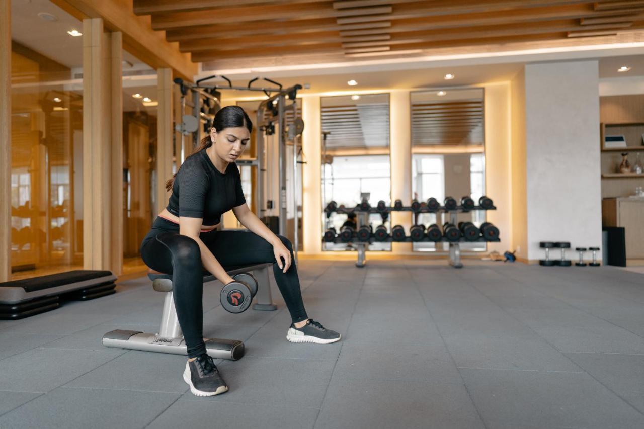 Hotel Hyatt Regency Ahmedabad Exterior foto A woman lifting weights