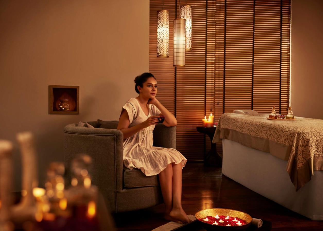 Hotel Hyatt Regency Ahmedabad Exterior foto A woman at a spa