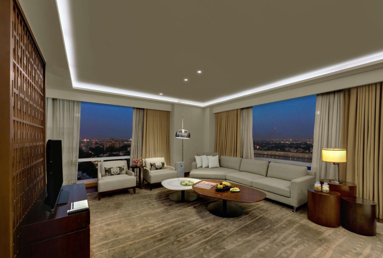 Hotel Hyatt Regency Ahmedabad Exterior foto A living room at the Taj Mahal Palace, Mumbai