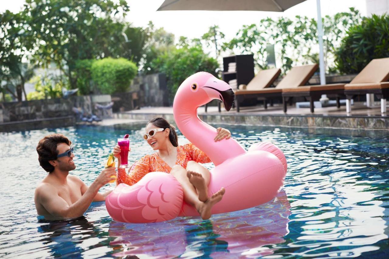 Hotel Hyatt Regency Ahmedabad Exterior foto A pink flamingo float