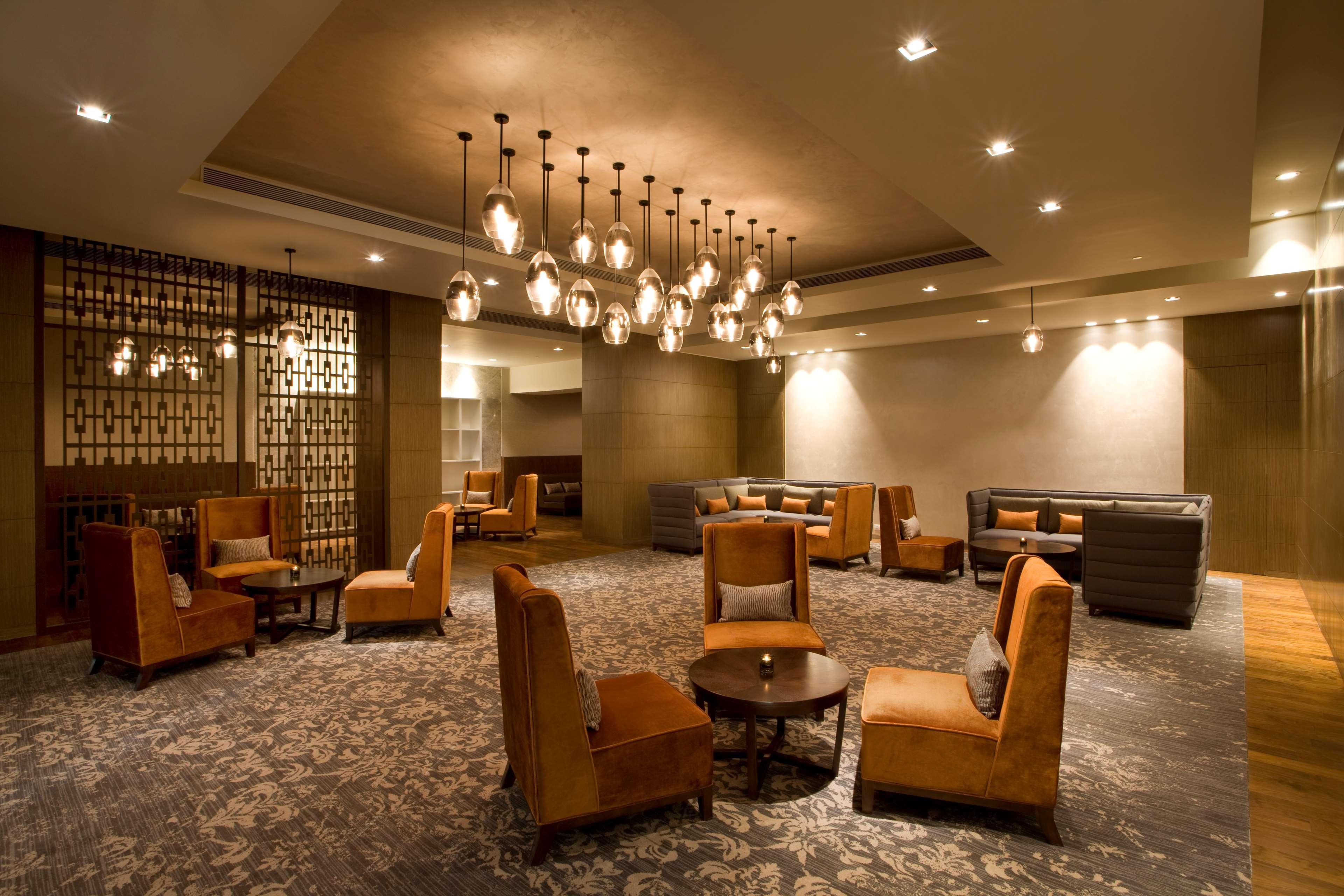 Hotel Hyatt Regency Ahmedabad Exterior foto The lounge at the airport
