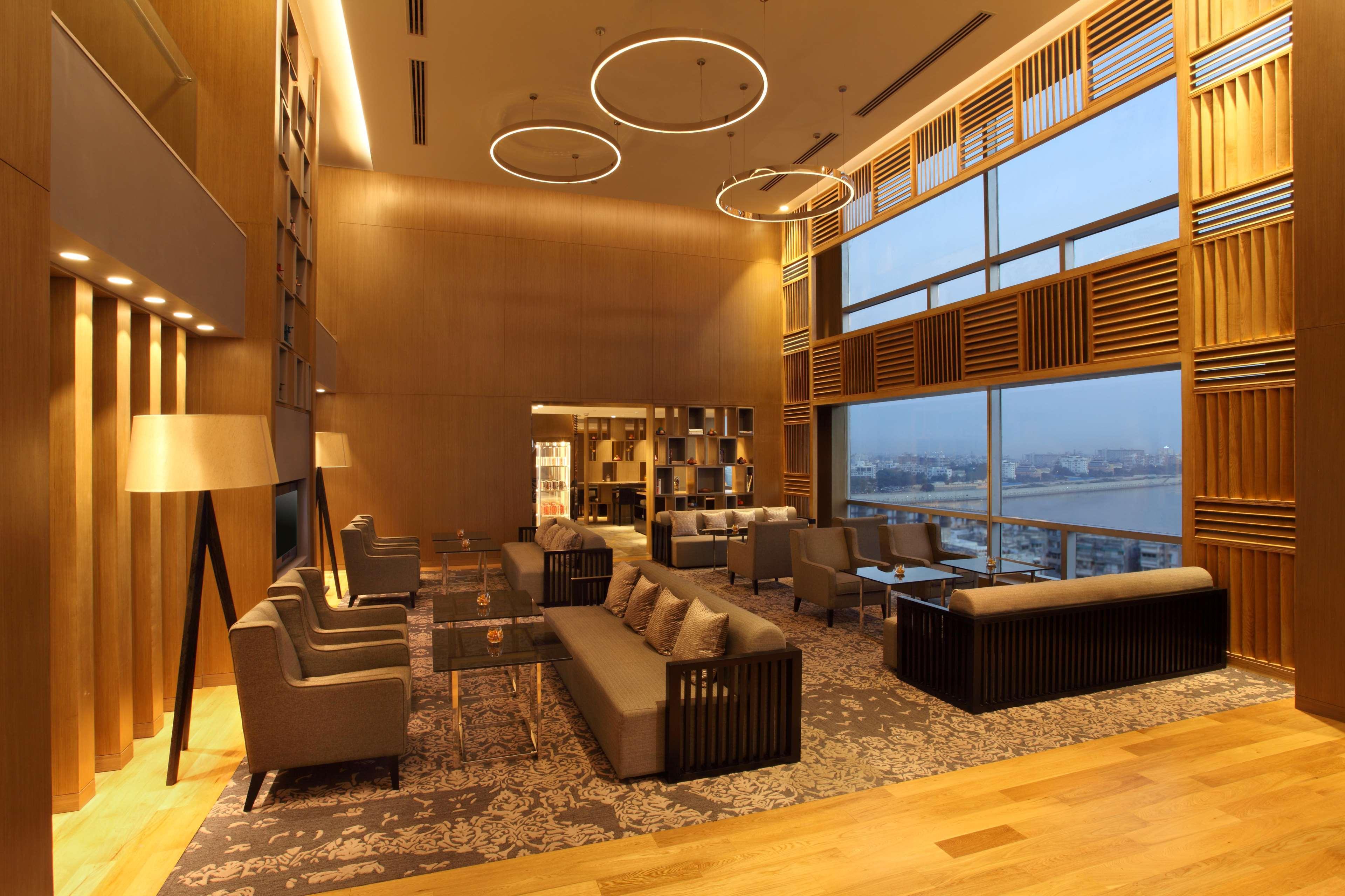Hotel Hyatt Regency Ahmedabad Exterior foto The lounge at Changi Airport