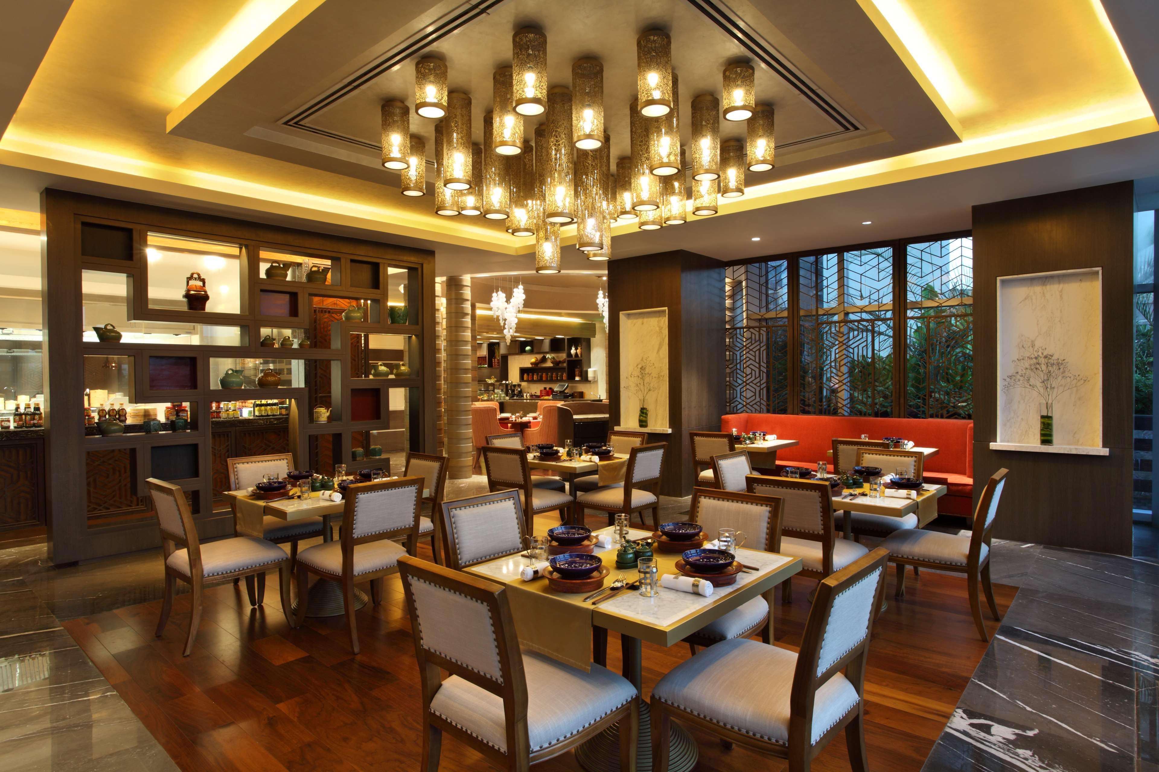 Hotel Hyatt Regency Ahmedabad Exterior foto The interior of the restaurant