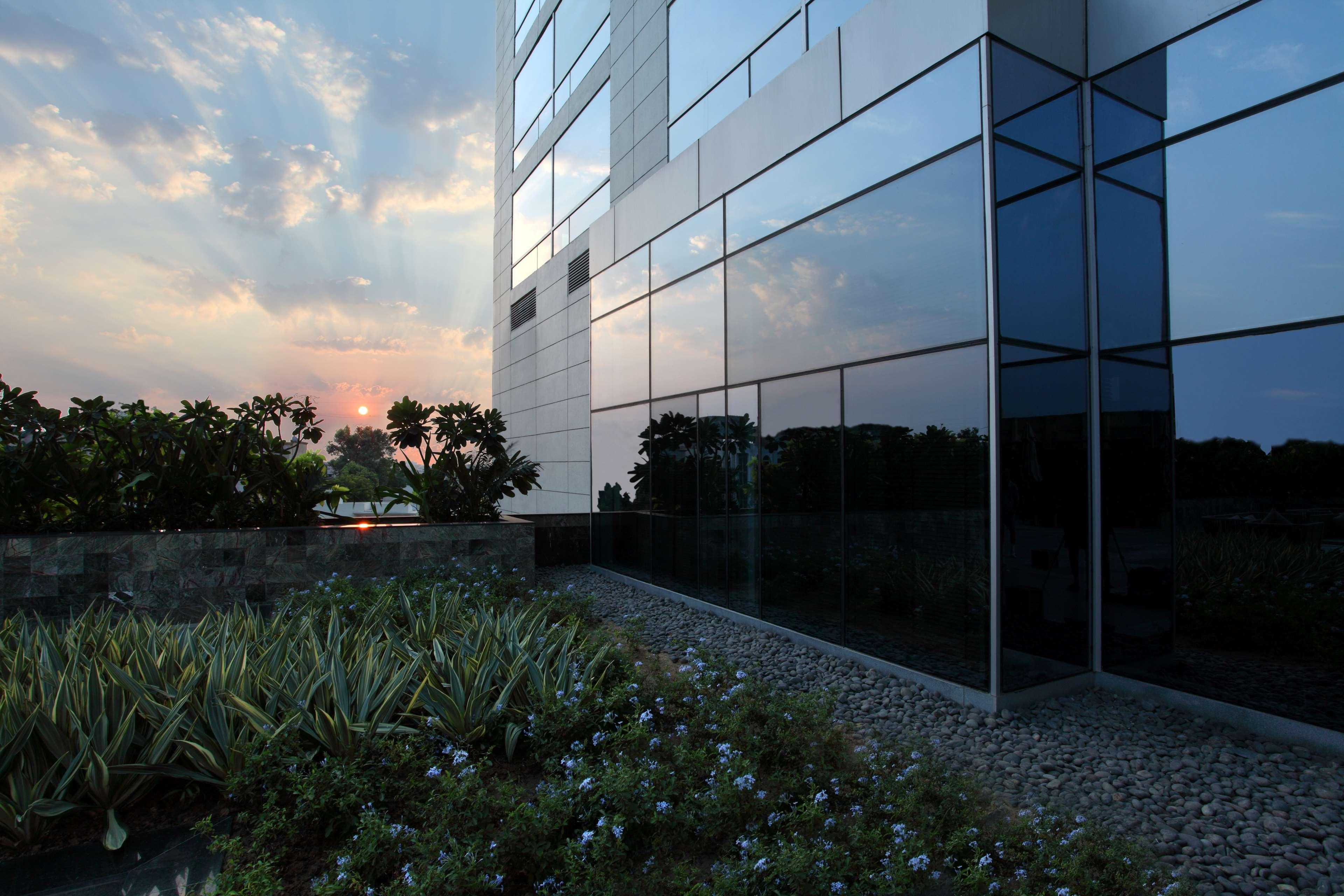 Hotel Hyatt Regency Ahmedabad Exterior foto The building of the National Institute of Economic and Social Research