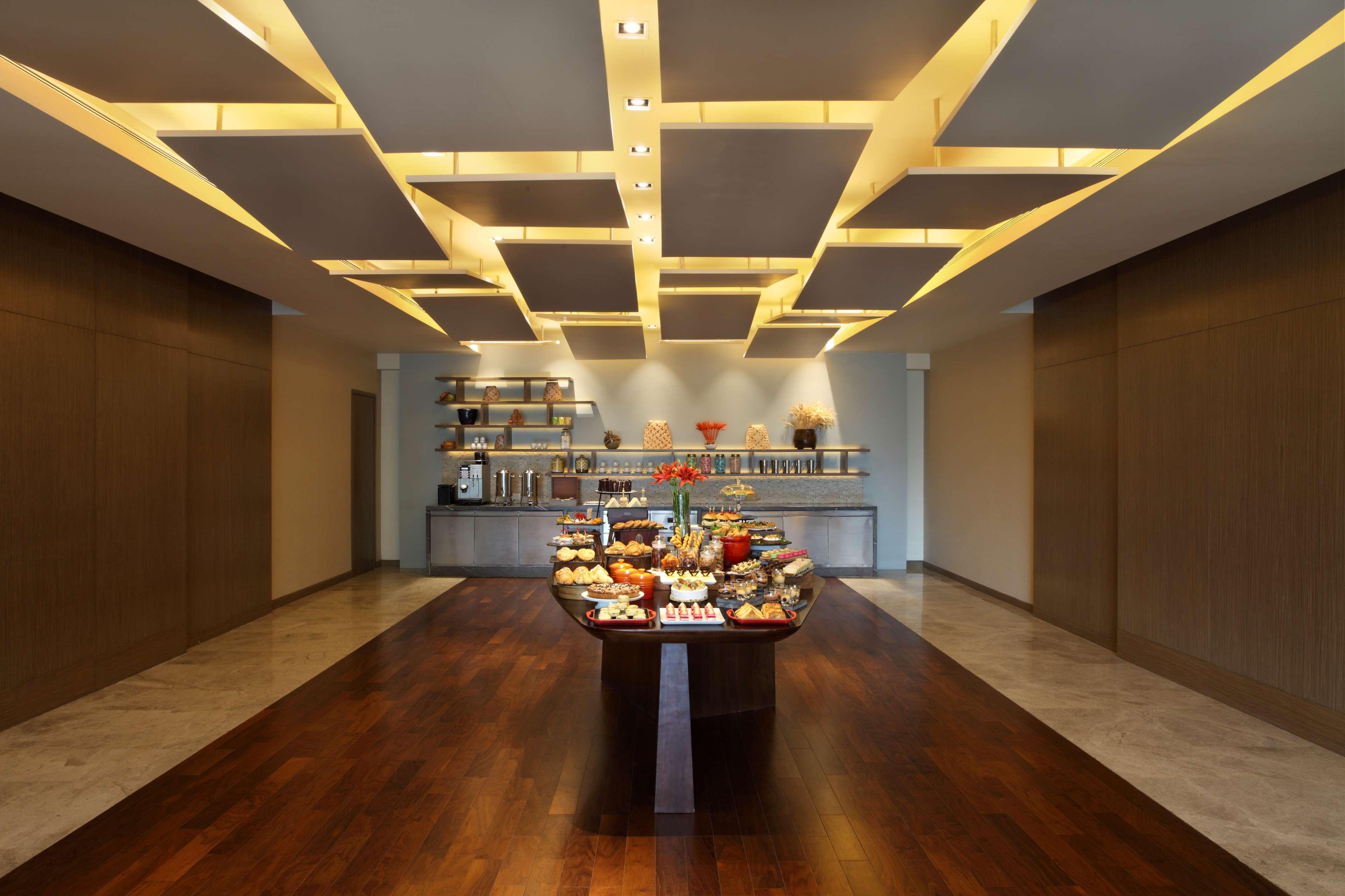 Hotel Hyatt Regency Ahmedabad Exterior foto The lounge at the airport